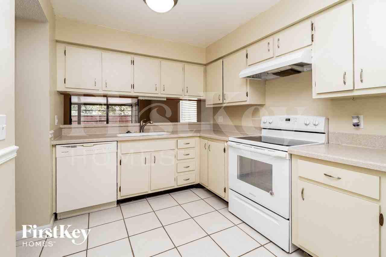 916 Cypresswood Ct - Photo 5 of 15
