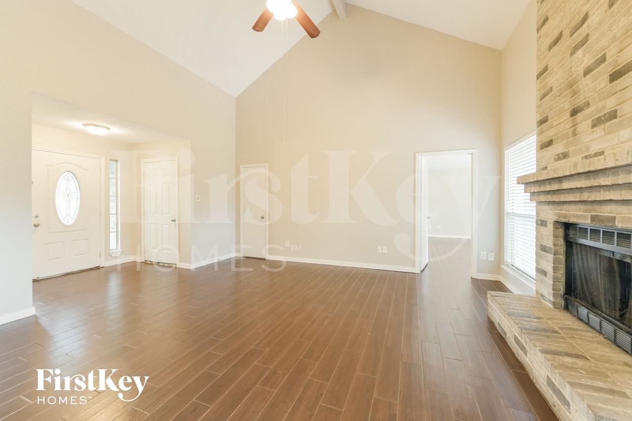 5030 Maurita Dr - Photo 4 of 15