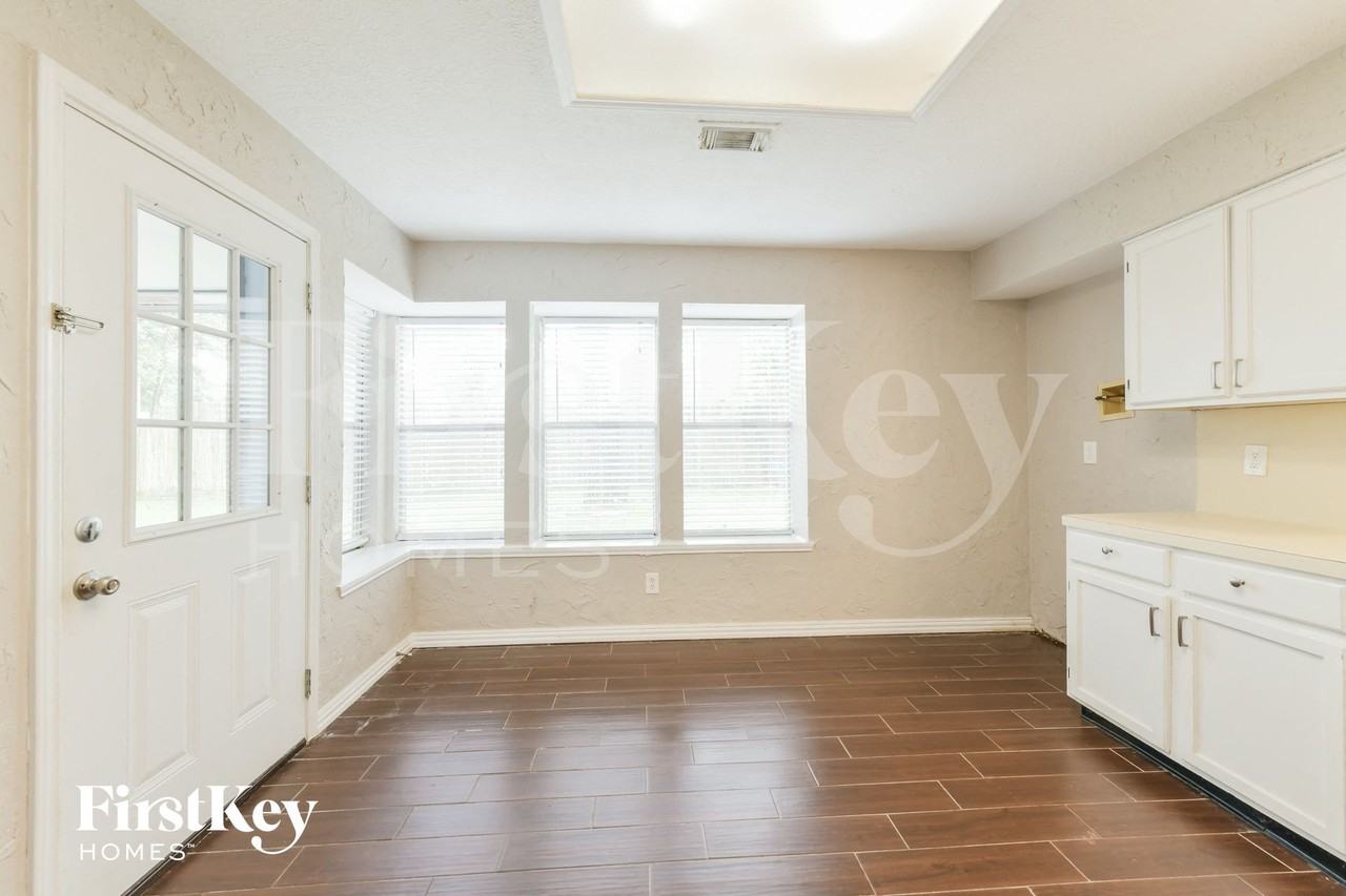 5030 Maurita Dr - Photo 5 of 15