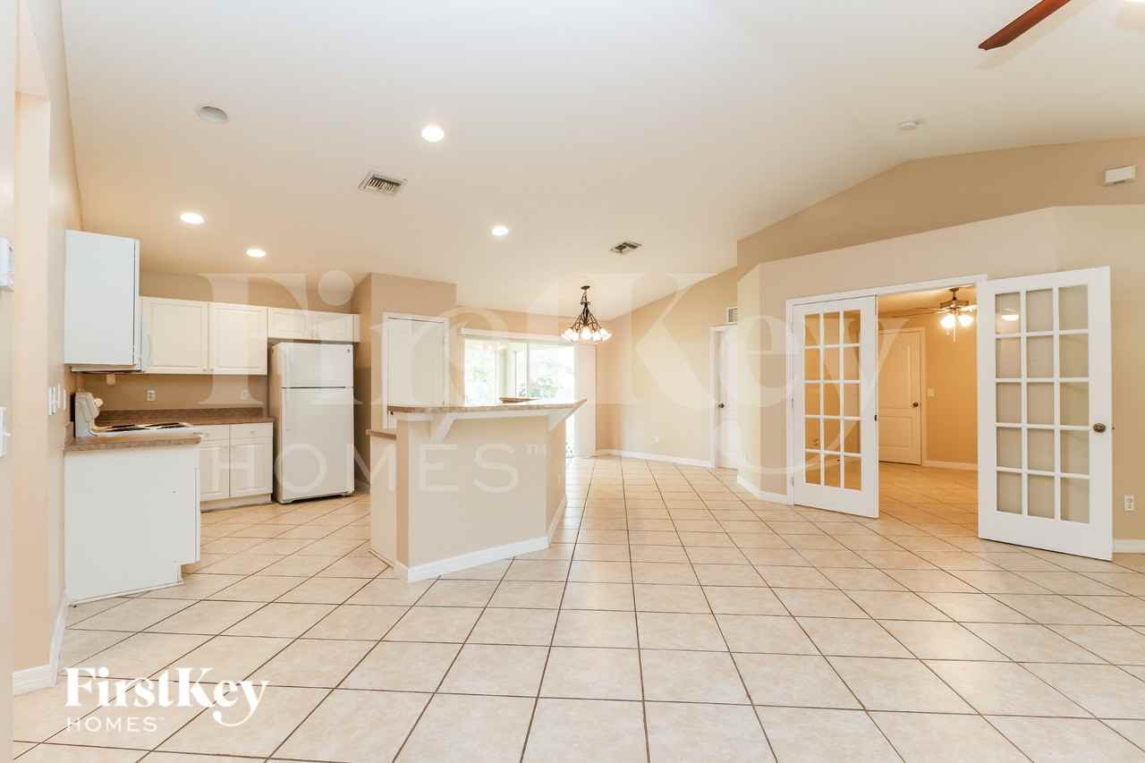 314 Shore Dr - Photo 3 of 16