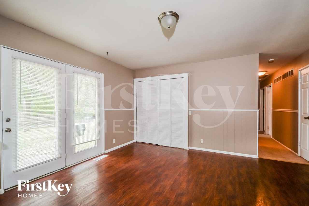 2848 Westminster Dr - Photo 4 of 13