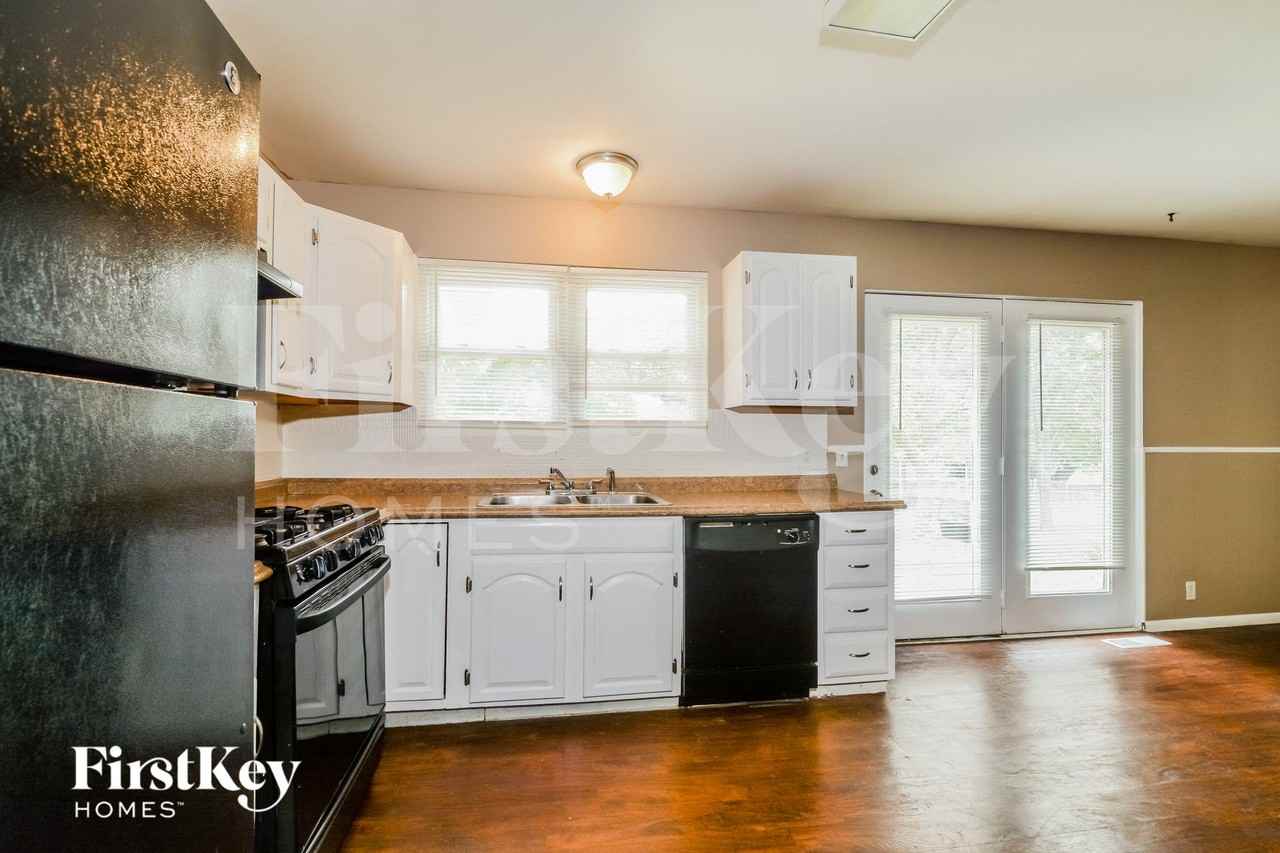 2848 Westminster Dr - Photo 5 of 13