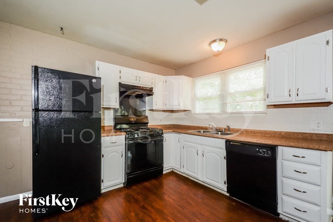 2848 Westminster Dr - Photo 6 of 13