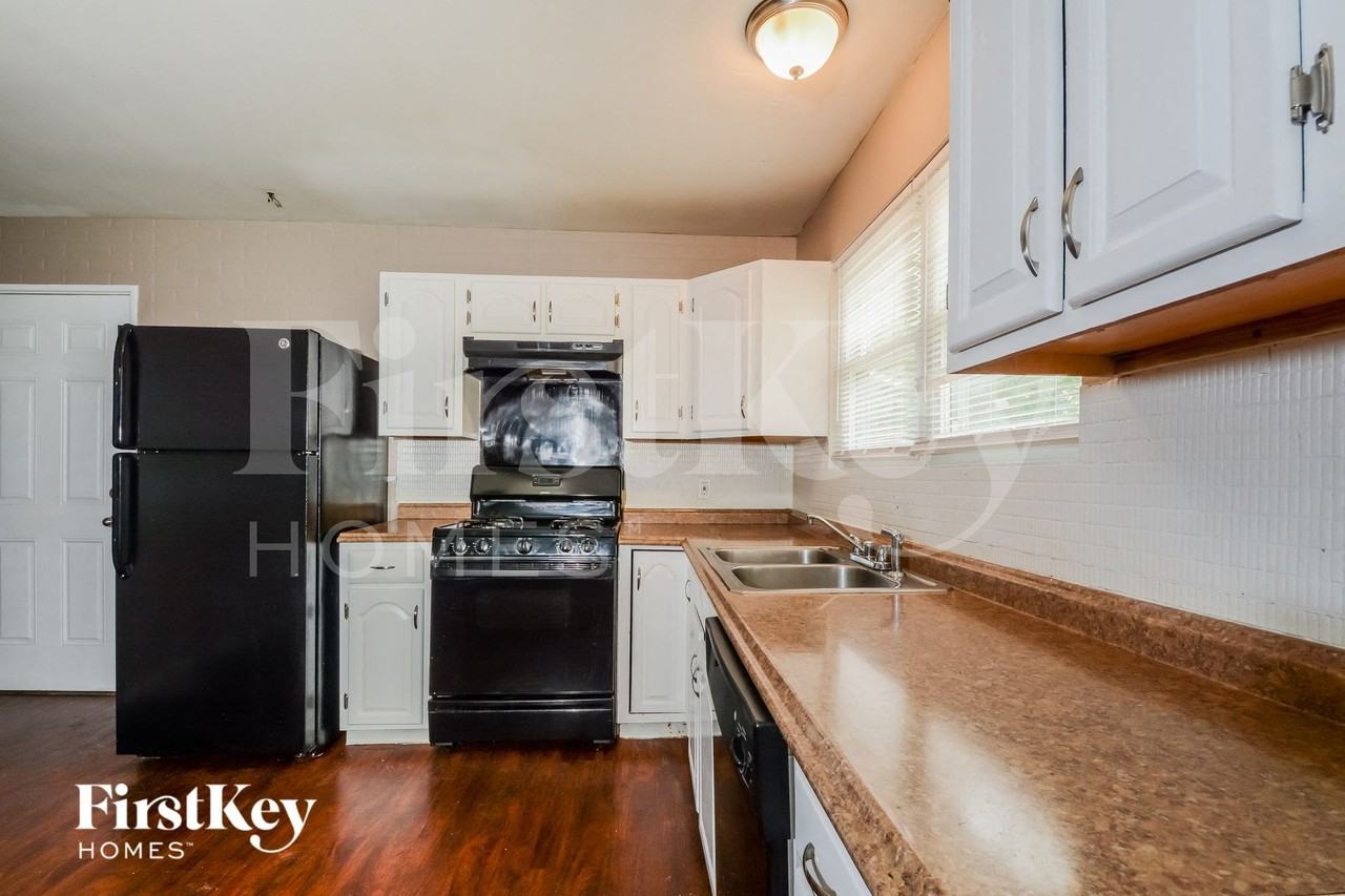 2848 Westminster Dr - Photo 7 of 13