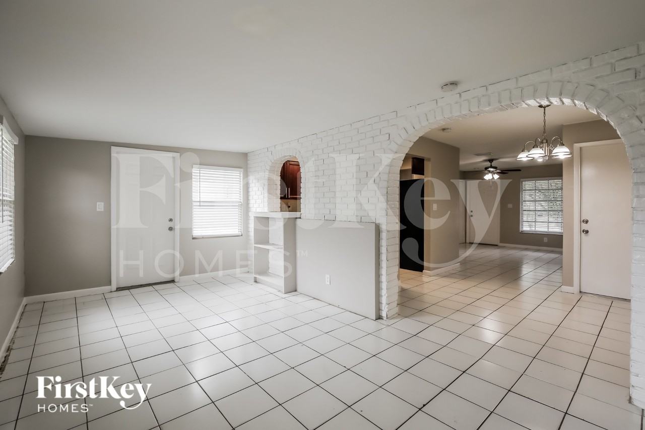 1850 Nw 47th Ave - Photo 4 of 15