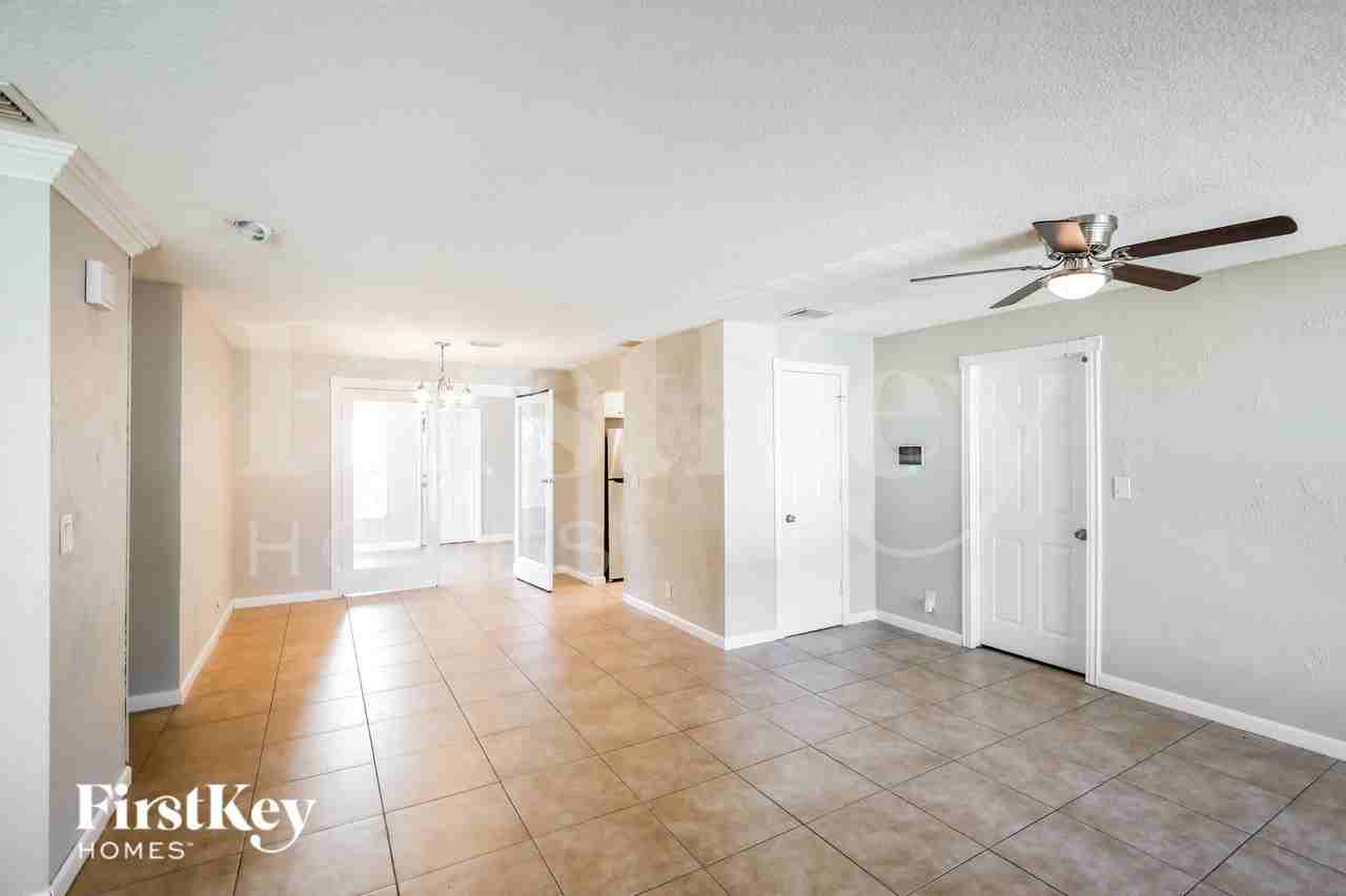 1247 Nw 55th Ave - Photo 2 of 16