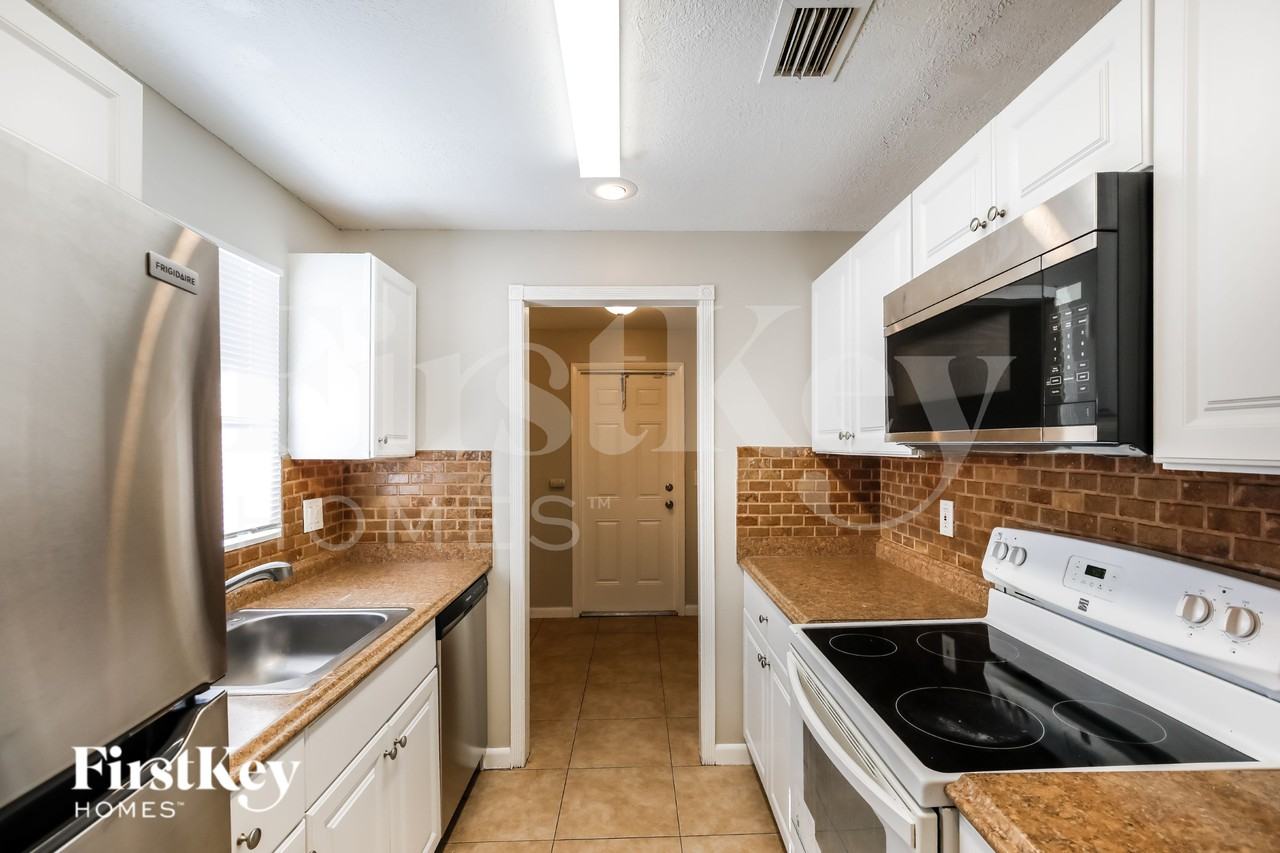 1247 Nw 55th Ave - Photo 6 of 16