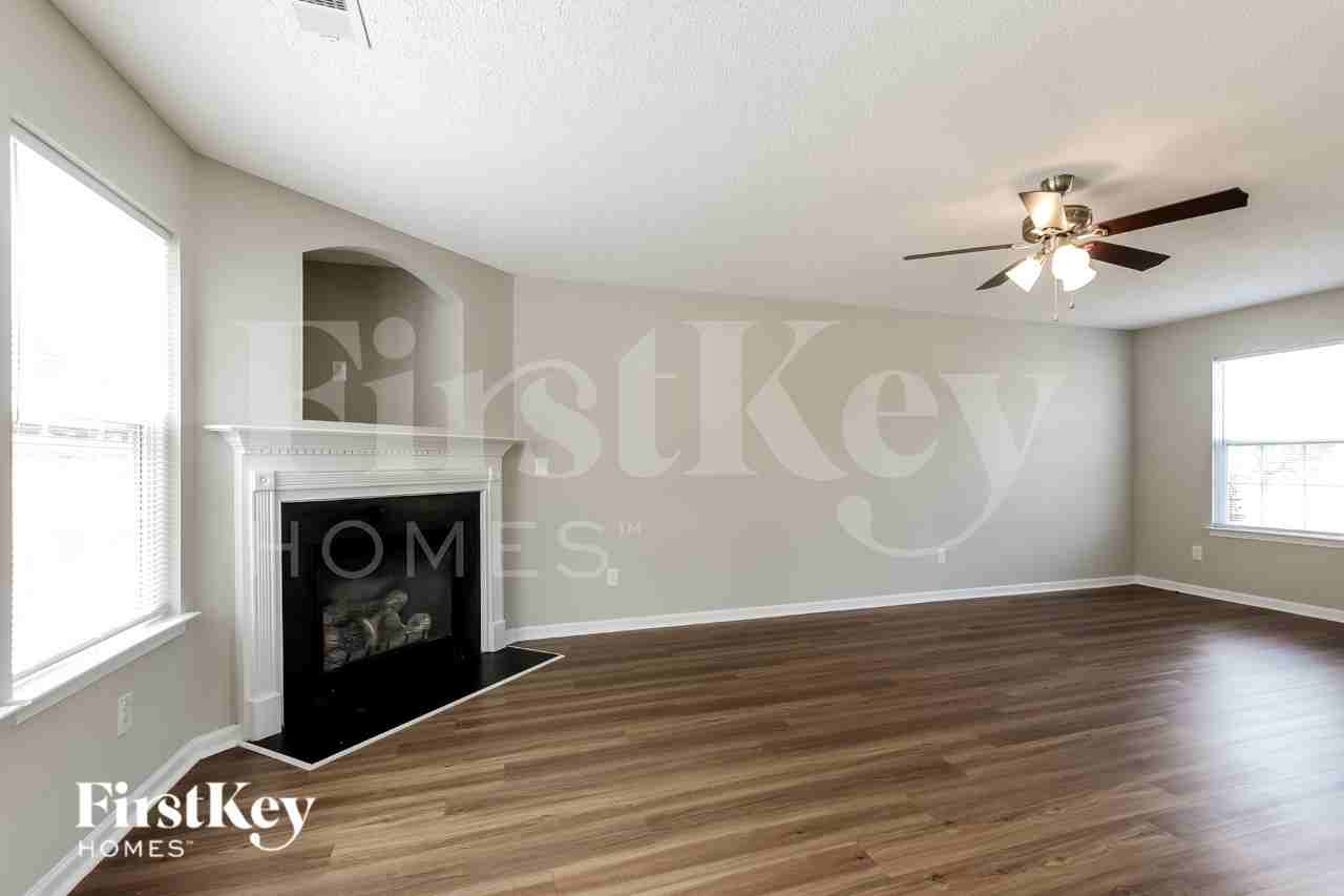 1102 Eastwood Dr - Photo 4 of 15