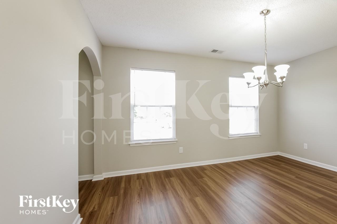1102 Eastwood Dr - Photo 5 of 15