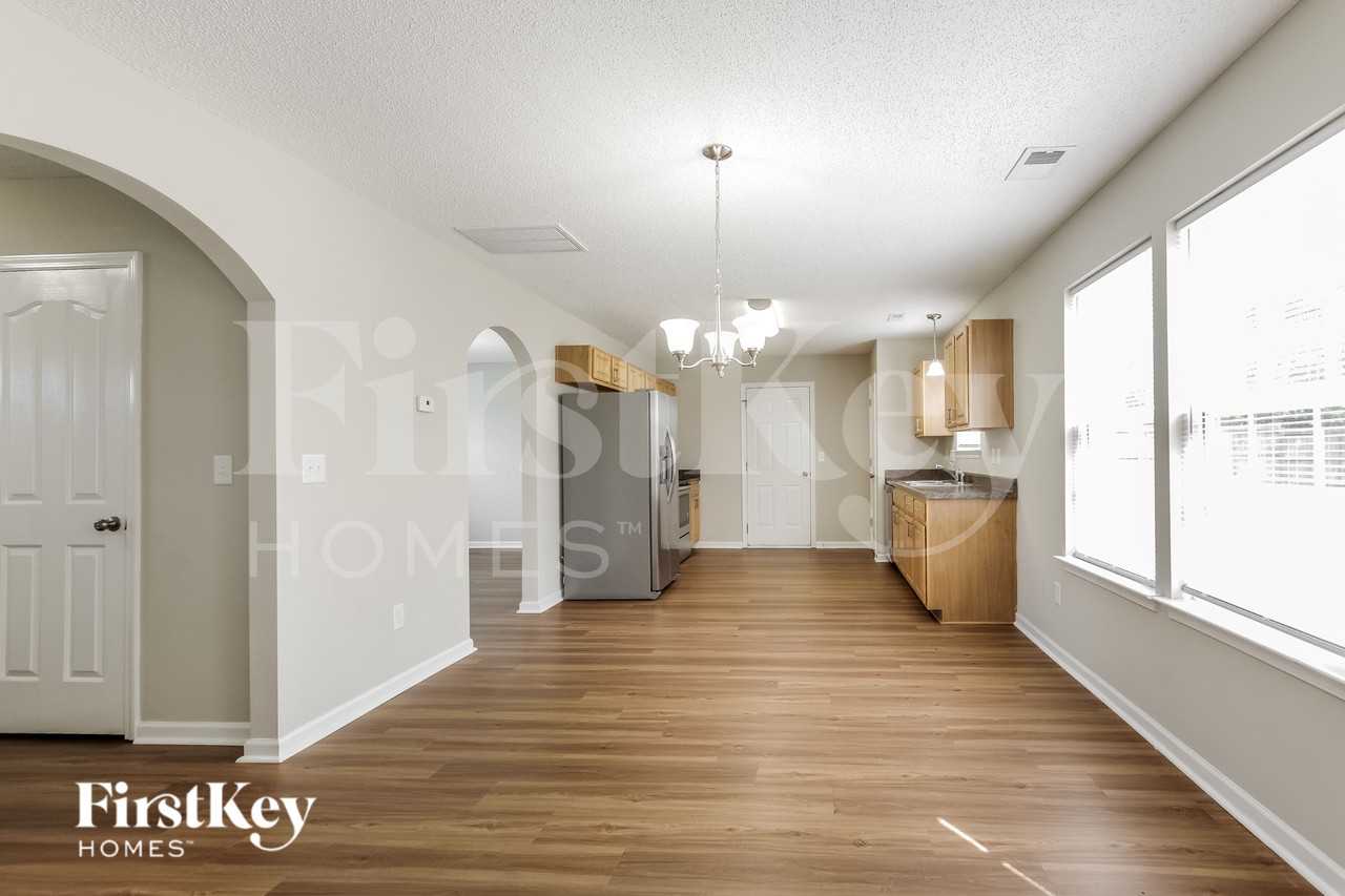 1102 Eastwood Dr - Photo 6 of 15