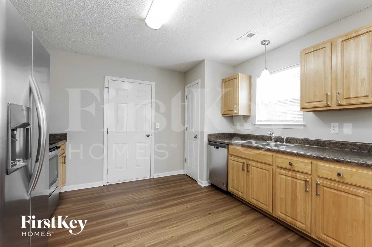 1102 Eastwood Dr - Photo 7 of 15