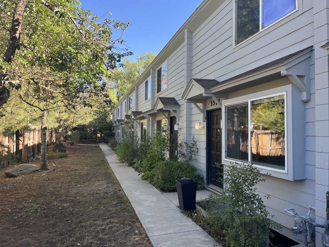 3572 Broadway St - Photo 2 of 30