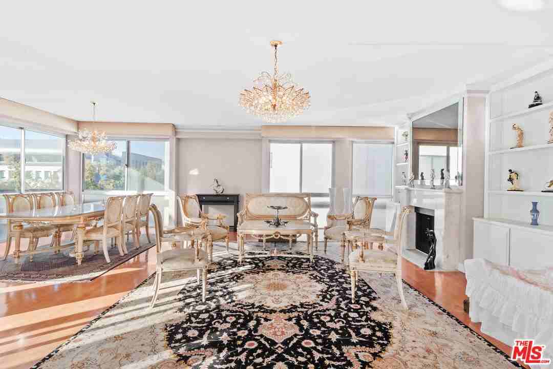 320 N Maple Dr - Photo 2 of 7