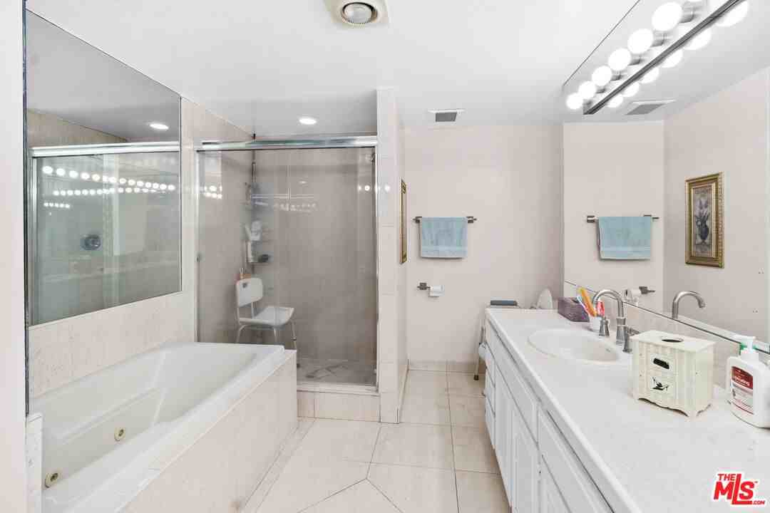 320 N Maple Dr - Photo 3 of 7