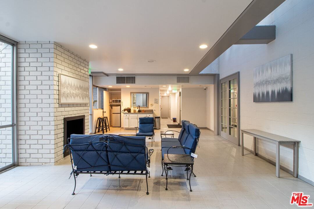 320 N Maple Dr - Photo 5 of 7
