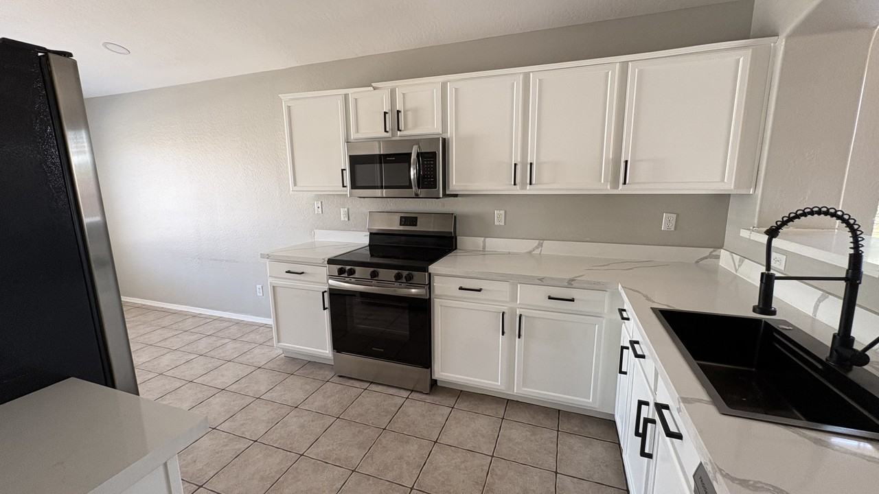 16077 W Larkspur Dr - Photo 6 of 31