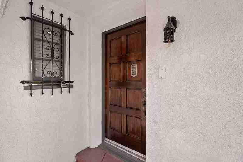 76 Roycroft Ave - Photo 4 of 30
