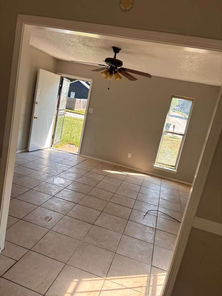 3744 Walsingham Dr - Photo 4 of 12