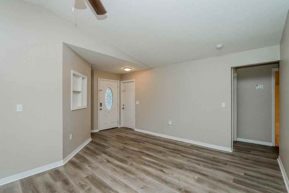 1402 Thistledown Dr - Photo 3 of 15