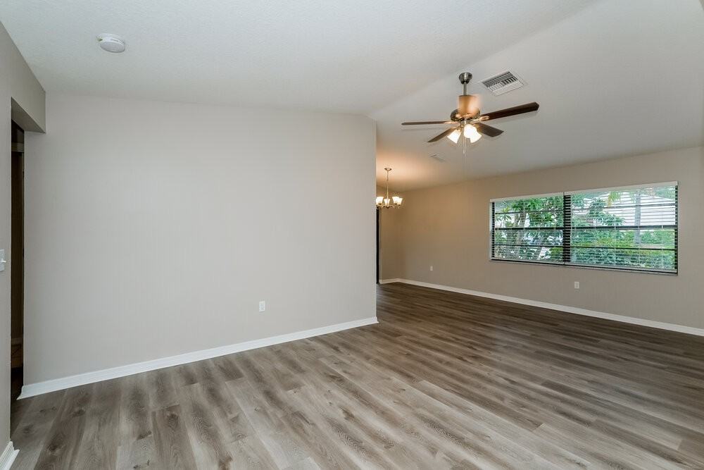 1402 Thistledown Dr - Photo 4 of 15