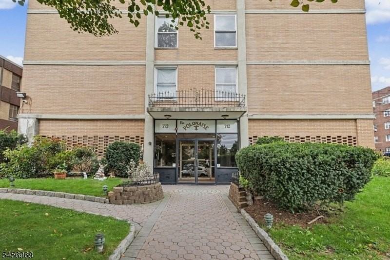 712 N Broad St #2C - Photo 2 of 32