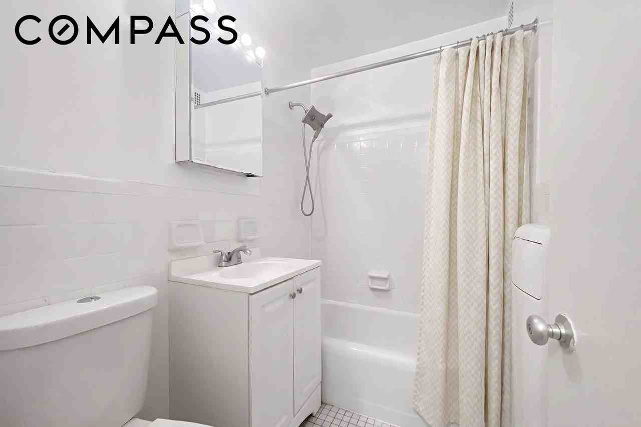 300 E 33rd St #18H - Photo 4 of 15