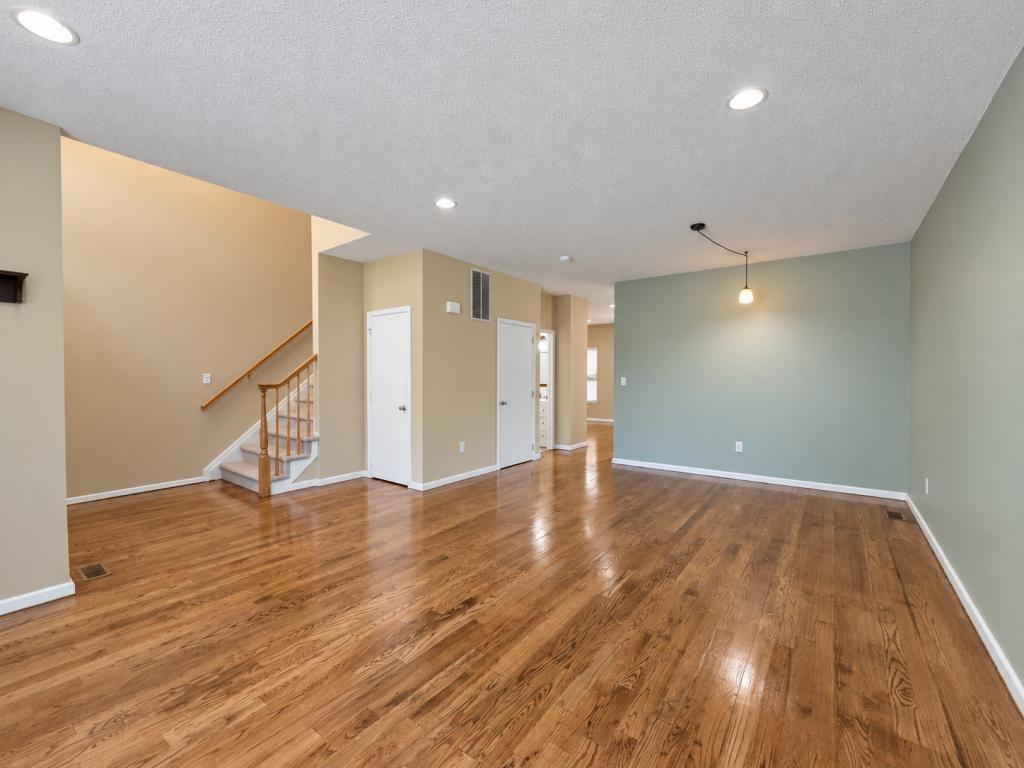 112 Richmond Ct N - Photo 2 of 45