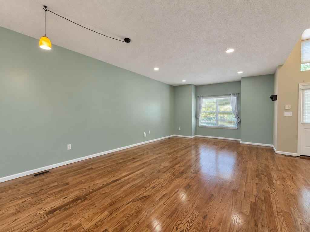 112 Richmond Ct N - Photo 5 of 45
