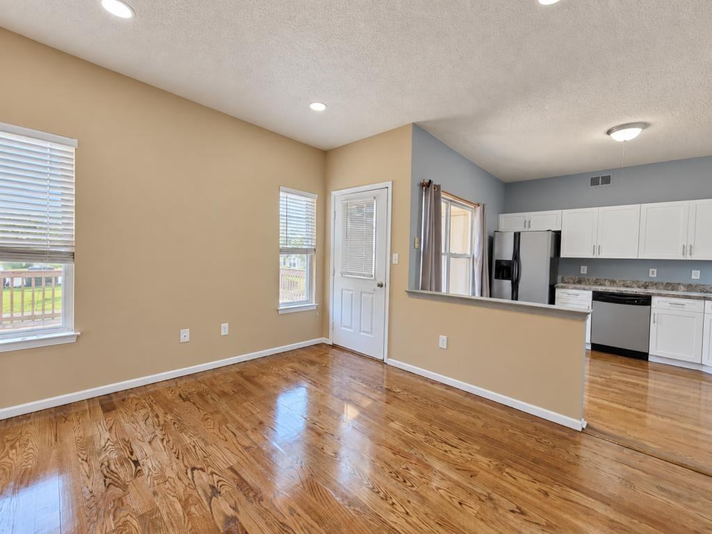 112 Richmond Ct N - Photo 6 of 45