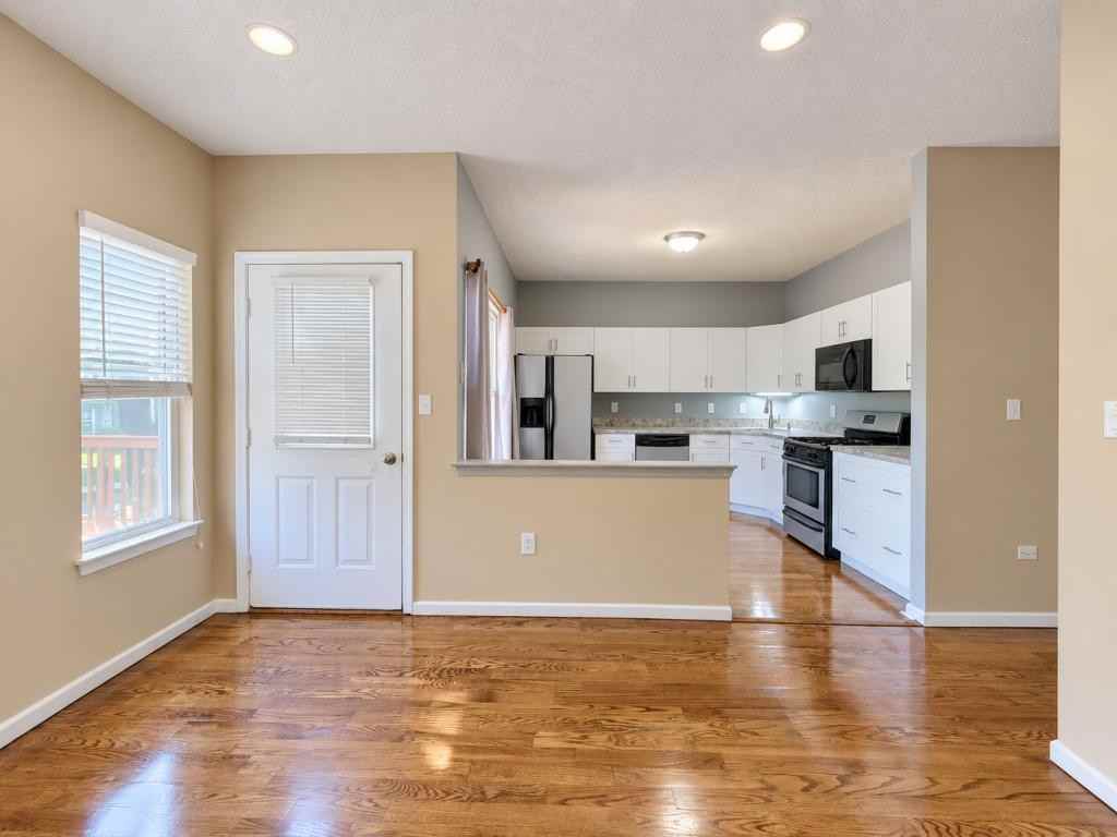 112 Richmond Ct N - Photo 7 of 45