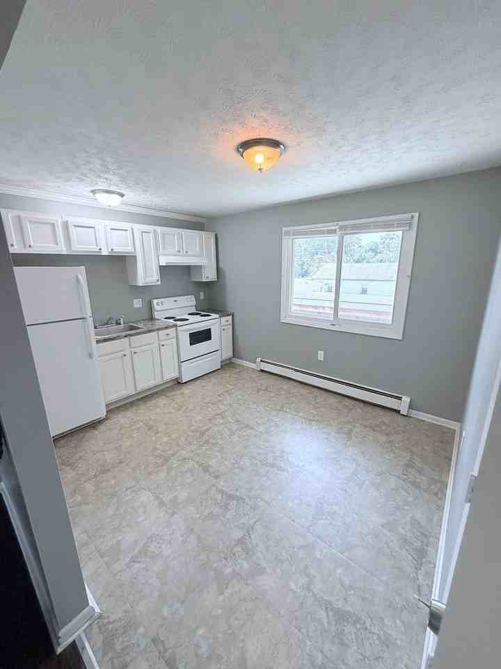 875 Cook Ave #4 - Photo 5 of 10