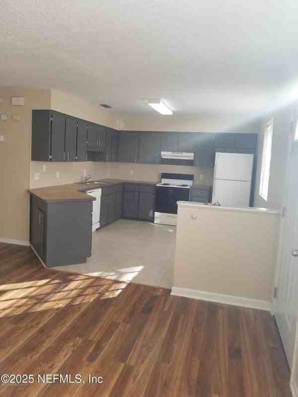 1065 Stocks St - Photo 4 of 15