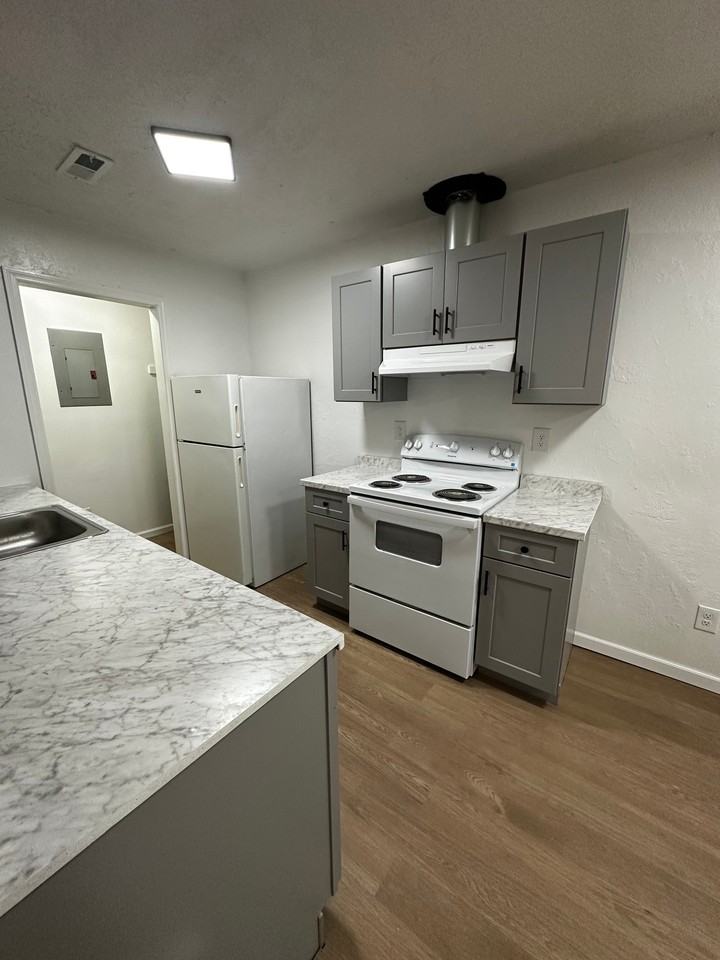 2405 Antebellum Dr #B - Photo 2 of 22