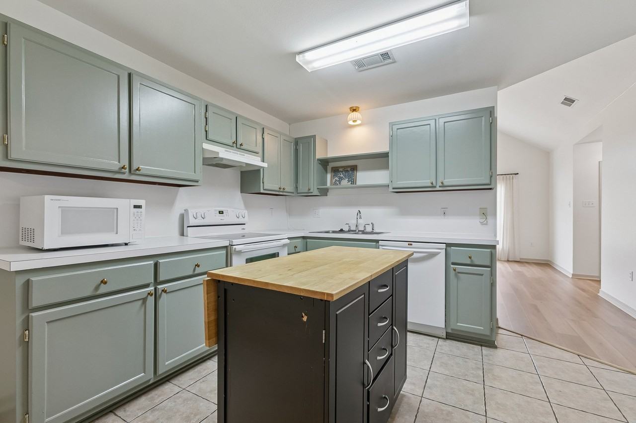 1338 America St - Photo 3 of 10