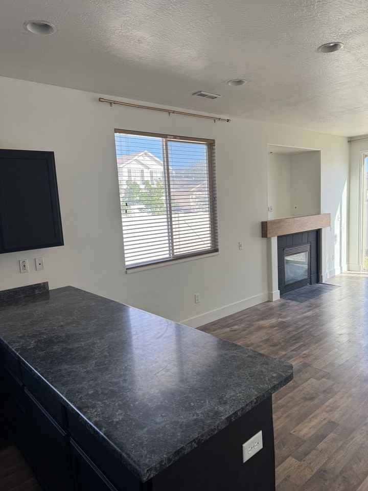 913 York Dr - Photo 5 of 9