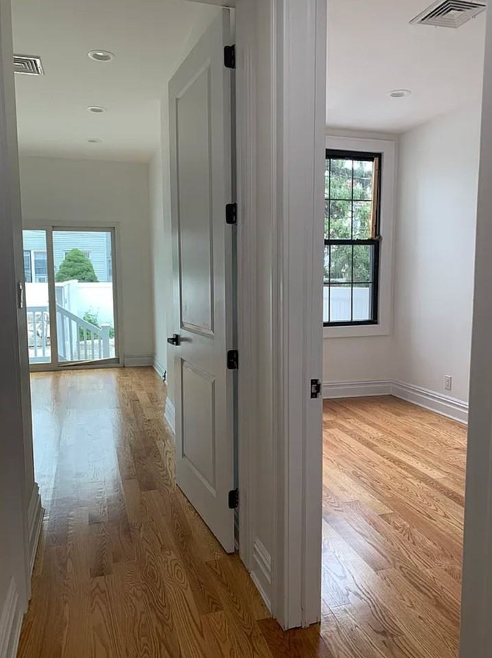 1868 Linden St #1R - Photo 4 of 8