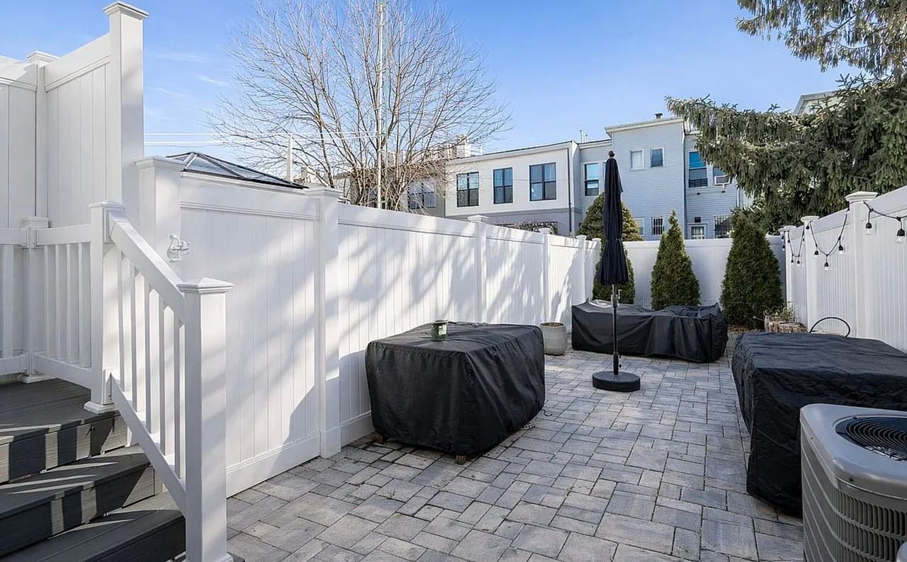1868 Linden St #1R - Photo 7 of 8