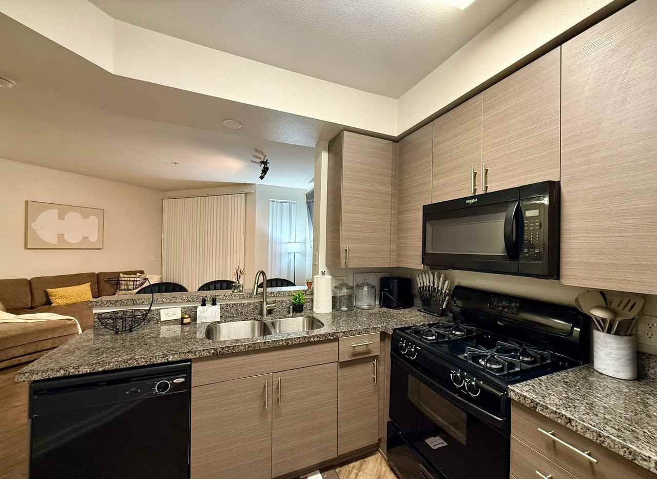 13603 Marina Pointe Dr #D515 - Photo 4 of 9