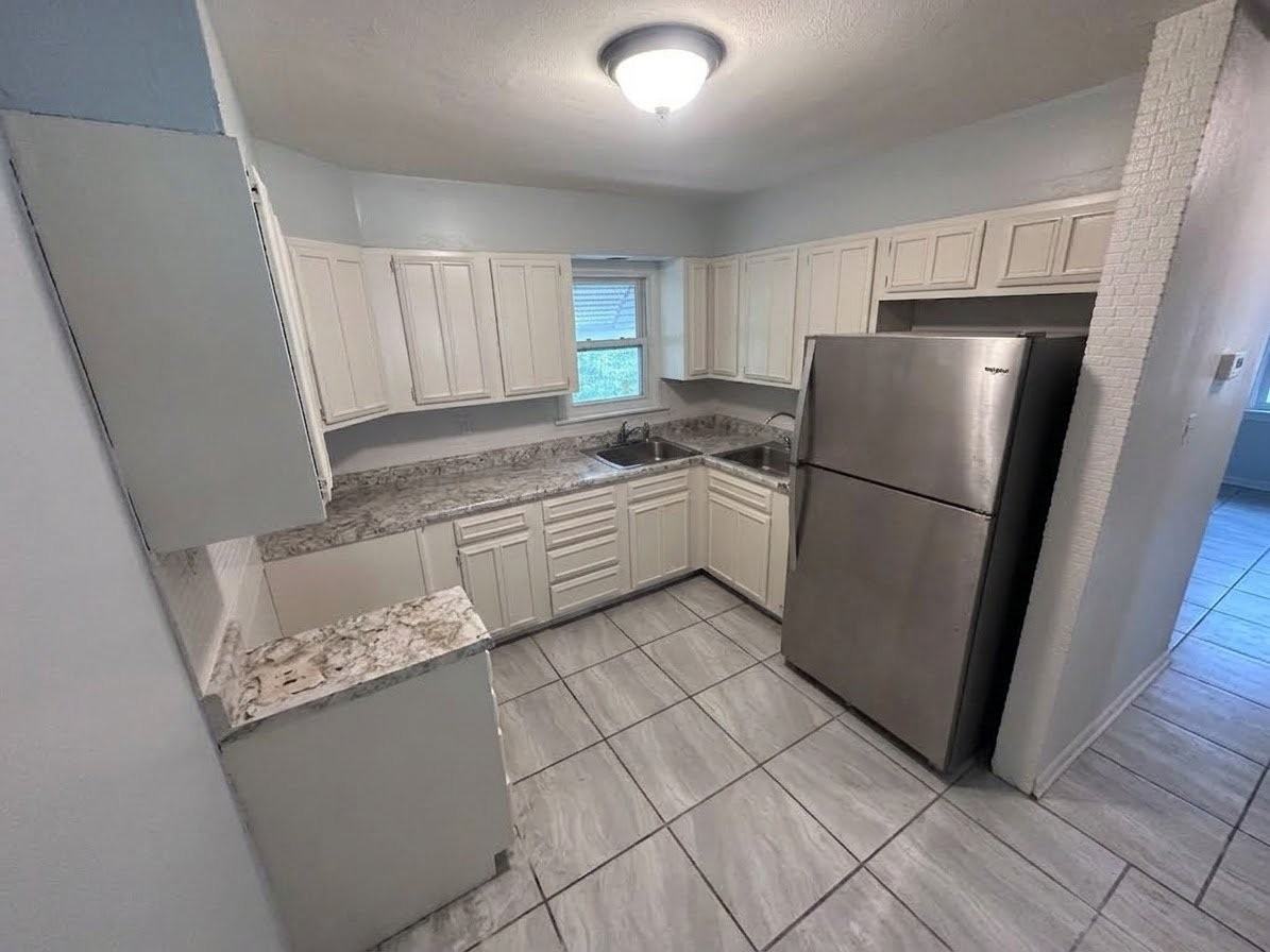 322 S Marguerite Ave - Photo 3 of 6