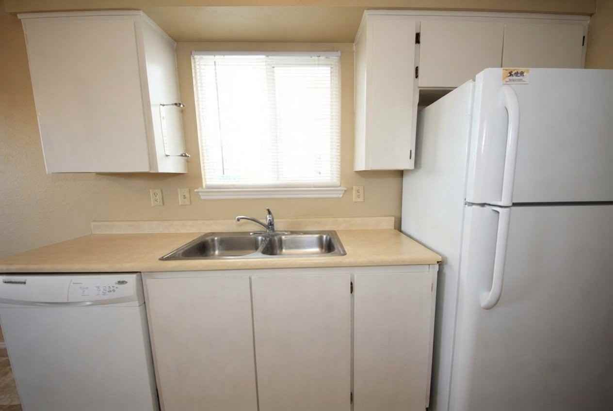 1090 E Cedar St #4 - Photo 5 of 8