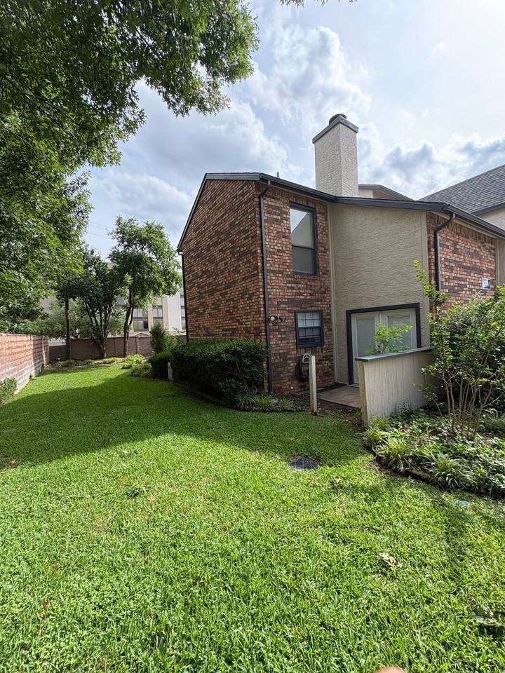 827 W Harwood Rd #E - Photo 2 of 20