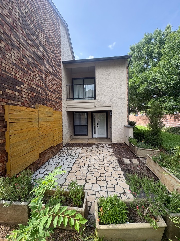 827 W Harwood Rd #E - Photo 3 of 20