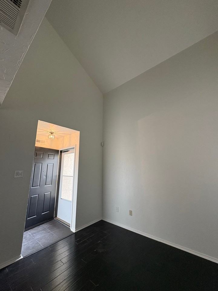 827 W Harwood Rd #E - Photo 4 of 20