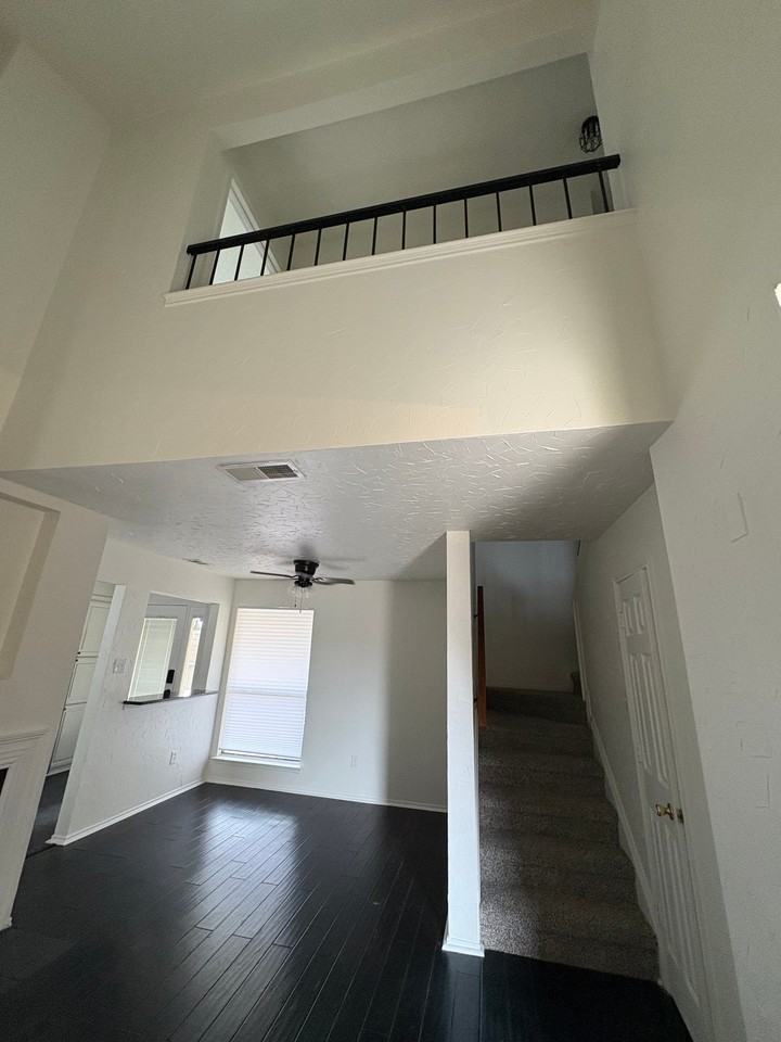 827 W Harwood Rd #E - Photo 5 of 20