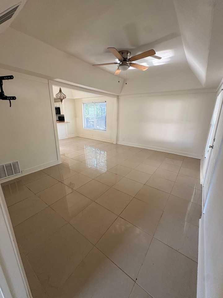 1808 Harrison St - Photo 7 of 9