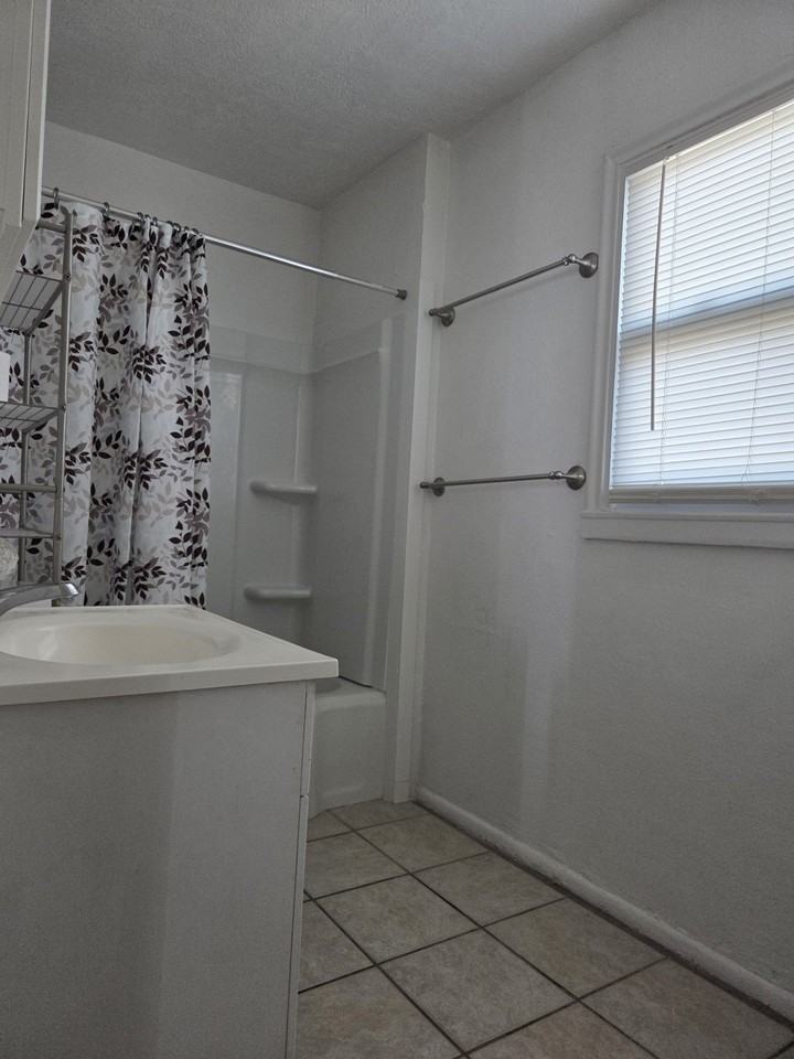 641 Robinson St #4 - Photo 3 of 6