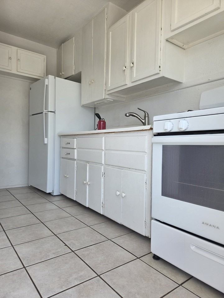641 Robinson St #4 - Photo 6 of 6