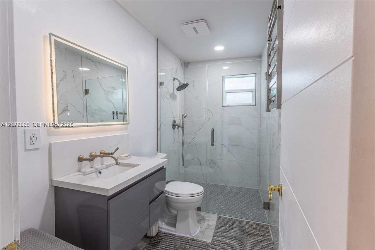 233 W 39th Pl #0 - Photo 2 of 8