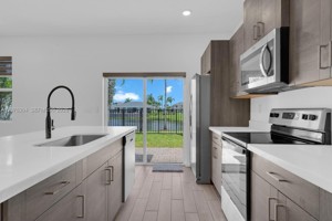 featured image of 805 Se 18th St #805