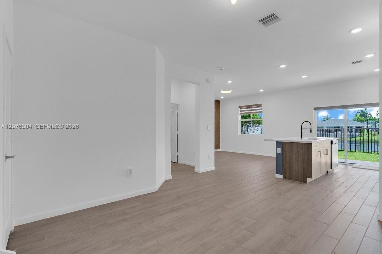 805 Se 18th St #805 - Photo 2 of 7